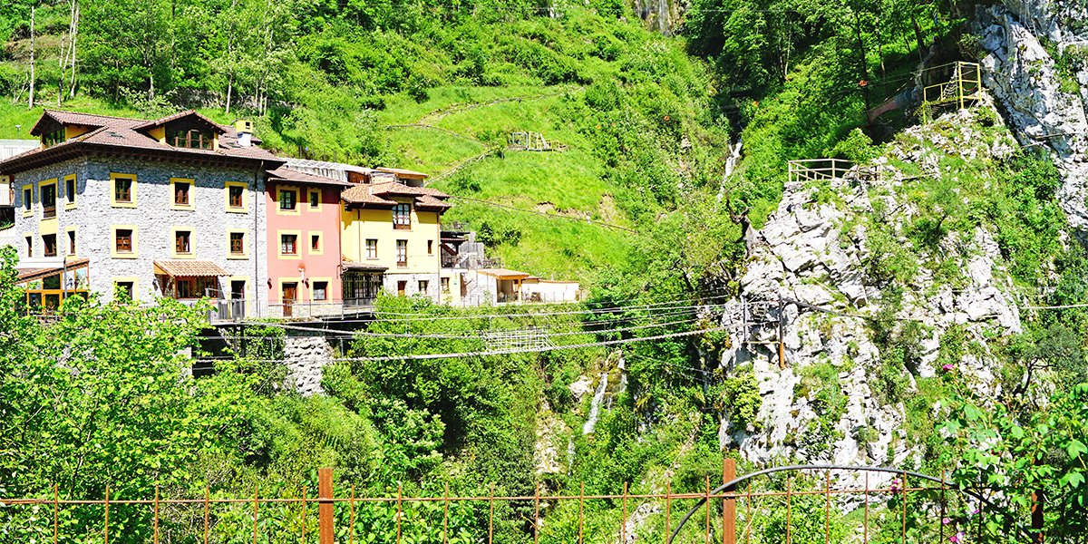 EspanaEnLatam's tweet image. Adéntrate en la Reserva de la Biosfera de #Ponga, en #Asturias, y disfruta de sus hermosos bosques 🌳, de su paisaje de hayedos y de sus construcciones locales de piedra, madera y teja 😍.

👉 bit.ly/3JkWuvJ

#TeMerecesEspaña #VisitSpain #SpainEcoTourism @TurismoAsturias