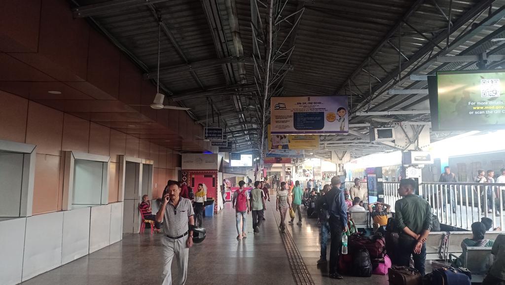 anujtycoon's tweet photo. Light and fan is not working at Guwahti railway station(platform no. 1) https://t.co/alidPGGKhS