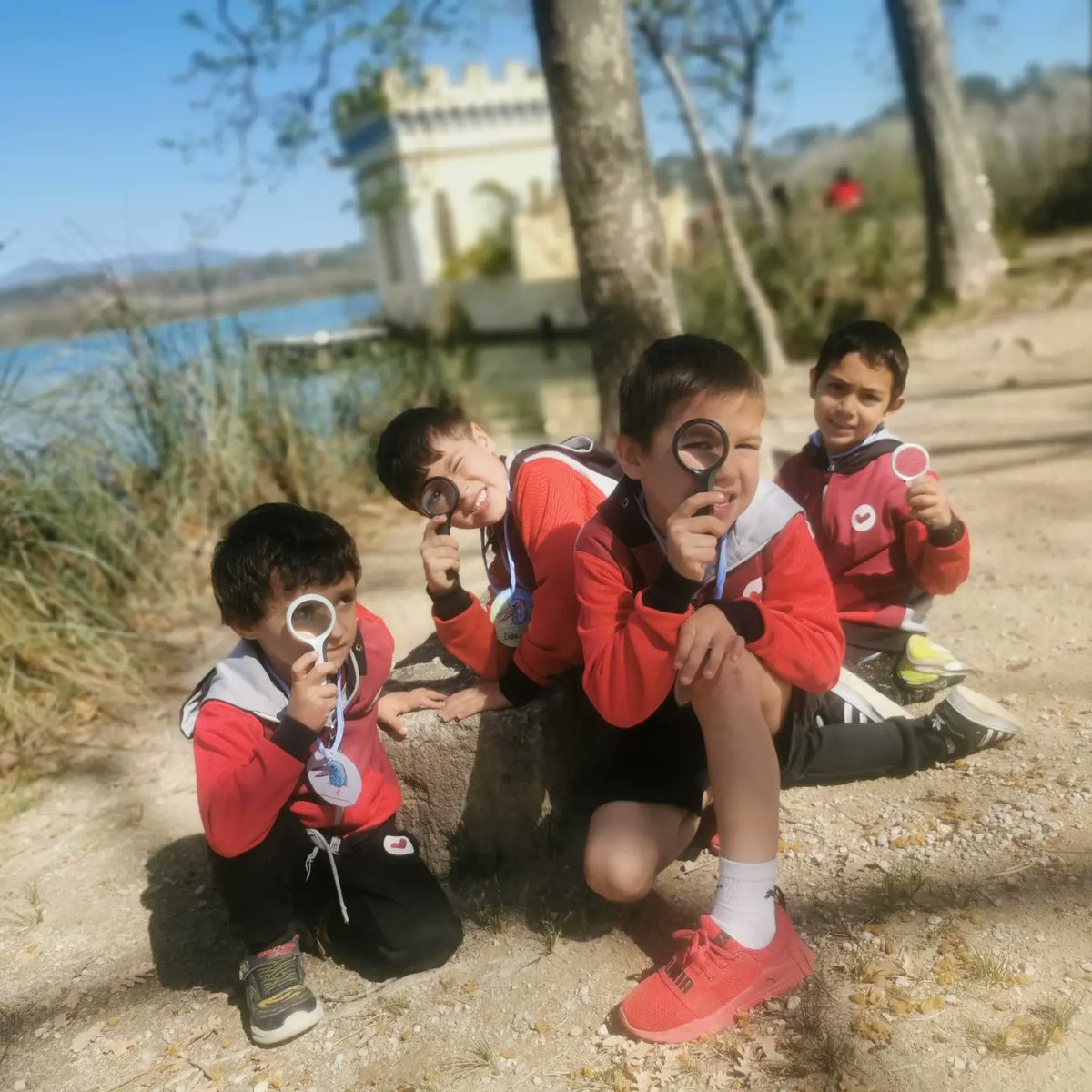 VedrunaGirona's tweet photo. Descoberta de l'estany de Banyoles dels d'I5 amb els 5 sentits! 🌿🦋🐞🐝 Ens ha encantat el projecte d'en Blauet! #INFvedruna #decididament #intensament #escolaoberta #escolacompetent #escolapropera #estany #Banyoles #natura #biodiversitat #treballperprojectes https://t.co/jbJF2Q7Zdd