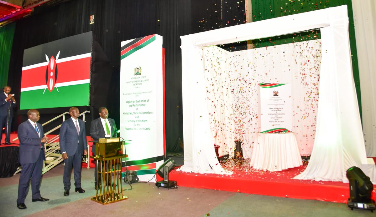 EmmaKE_100's tweet photo. His Excellency @WilliamSRuto ,@rigathi and PCS @MusaliaMudavadi at KICC at the release of #PerformanceContractingKE report https://t.co/hSGYcrPQmC