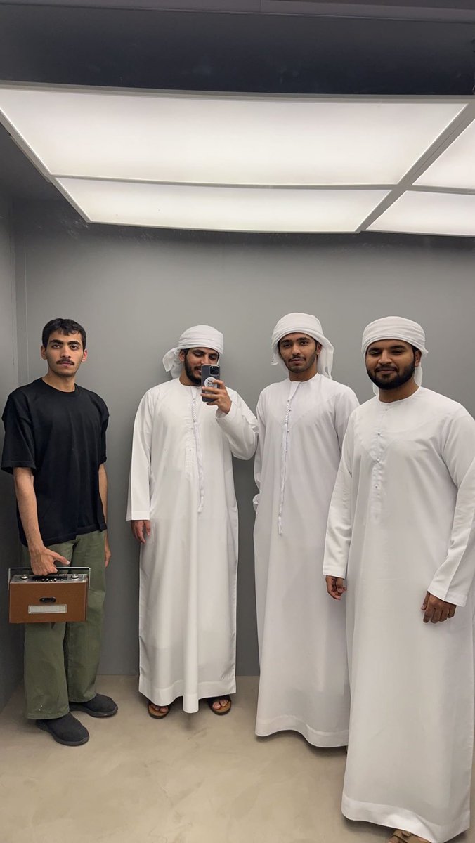 mohfilters's tweet photo. نشوف بعض مره فالسنه، بس نضحك عن و نسولف عن سنه كامله، صداقه جميله و خفيفه على الروح،،،،،، ماتوقعت الرادوو يطلع حلو مع اللبسه 🫣🙇🏻 https://t.co/JRbasTiiBj