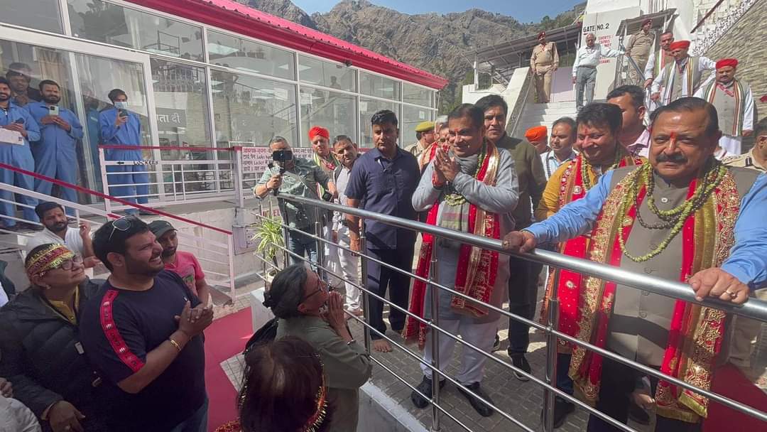 GroundRealityN1's tweet photo. #Ground_Reality_News..
Three Union Ministers, LG Pay Obeisance At Mata Vaishno Devi Shrine https://t.co/xFRY1LB5pB