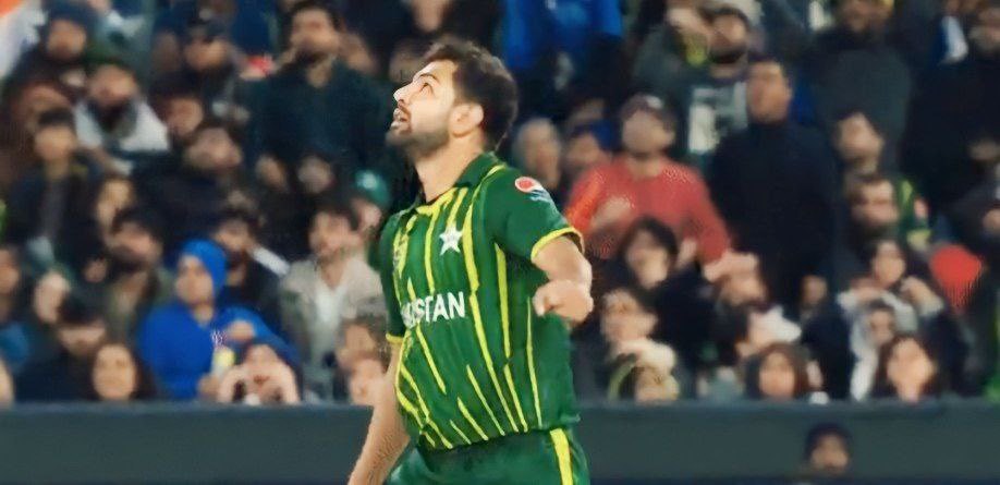 BluntIndianGal's tweet photo. @ICC I'm never getting over this masterclass of Virat Kohli against arch rivals ever. What a day it was ❤️ https://t.co/zMZaSOxVvJ