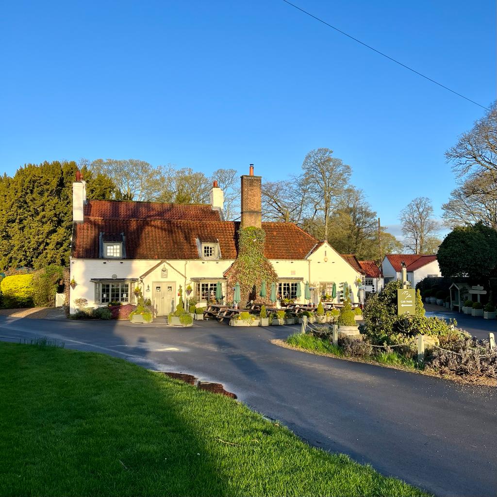 pipeandglass's tweet photo. Early morning sunshine and blue skies.

#springiscoming #springisintheair #pipeandglass #michelinpub #pubswithgardens #pubswithcharacter https://t.co/C5HLzOTx1h