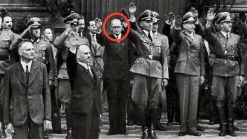 Vários jornais israelitas, entre os quais o destacado Yedioth Ahronoth, noticiaram a indignação da comunidade judaica na Ucrânia pelo anúncio da atribuição do nome de Volodymyr Kubijovyč, fundador de uma unidade das SS nazis, a uma rua de Kiev. +