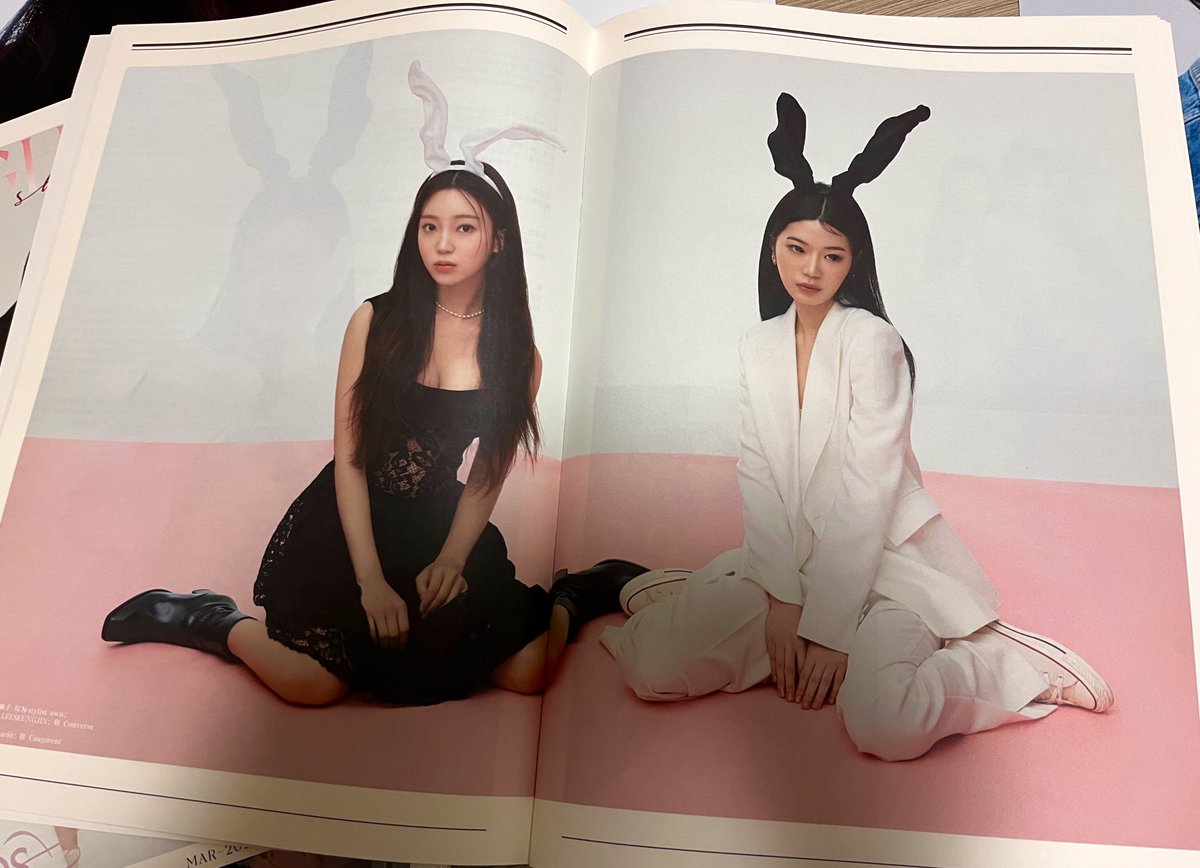 yeonpubom's tweet photo. 그림자 때문에 사진은 망했지만😂 내지도 너무 예뻐요 인터뷰는 영상 떴던 거 그대로 실려있음 https://t.co/p4ROiZAaLg