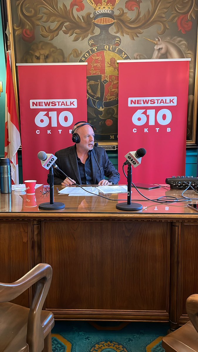 610CKTB's tweet photo. ON LOCATION | @TimDenis1 is live for the next stop of the #RoundTableRoadTrip at the #OldCourtHouse in @Town_of_NOTL! Live until 9am. #CKTBOnLocation #CKTBLive #NOTL https://t.co/1pMnZjRqxS