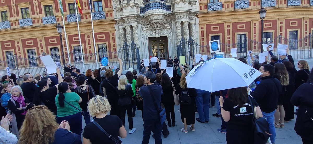 ISAndaluza1's tweet photo. En @AndaluciaJunta no sobra nadie.

El personal interino desempeña un servicio público, cuyo cese supondrá una paralización de los servicios.

Reclamamos agilidad en los procesos y recuperar al personal cesado. 

#SOSinterinos #interinos #ISAsindicato https://t.co/km4AoydRqV