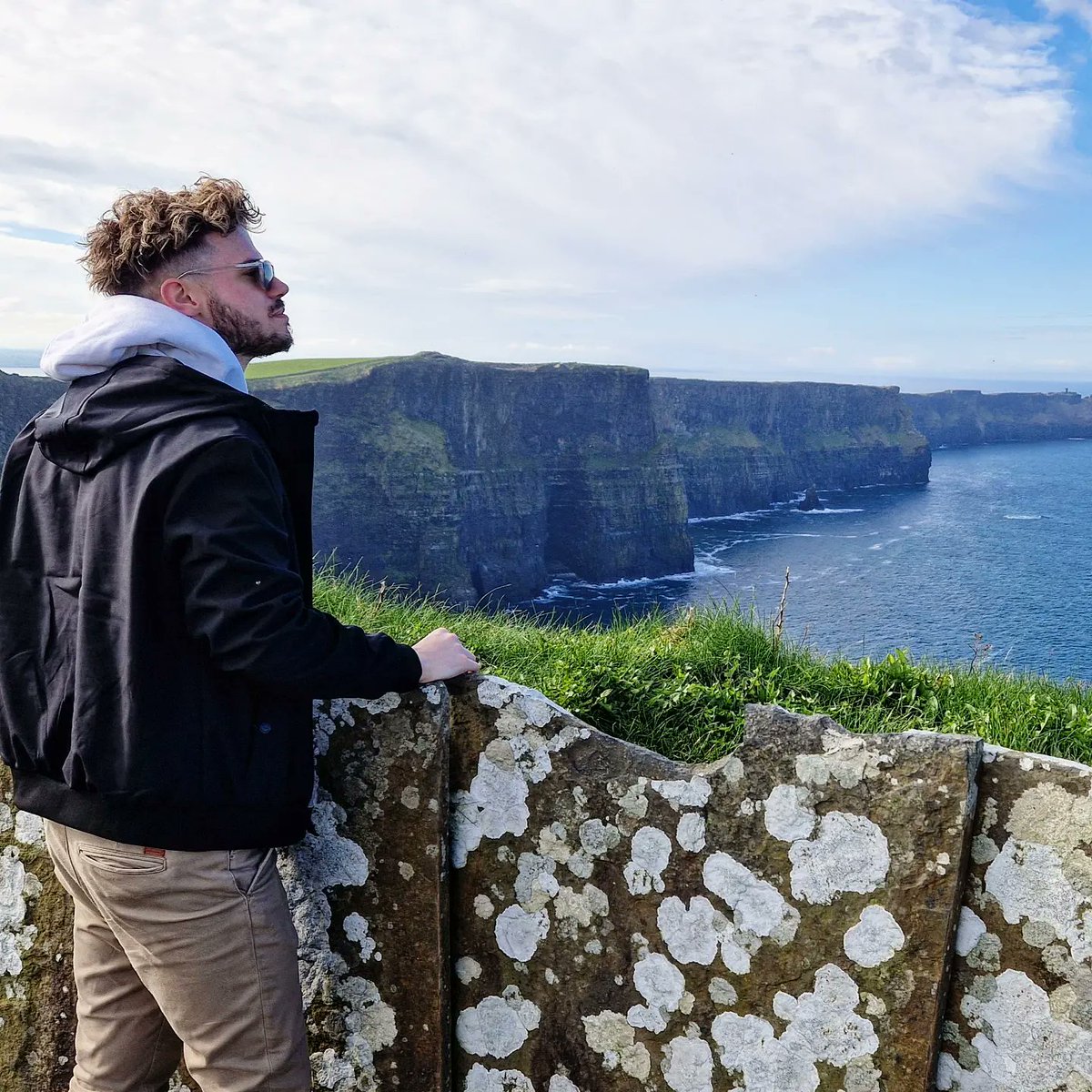 Fil_is_tall's tweet photo. Ogni tanto in Irlanda c'è anche il sole☀️
.
.
#irlanda #scoglieredimoher #moher #clifsofmoher #cuteboy #italianboy #student #gay #gayboy #bear https://t.co/jKTFaXzlvv