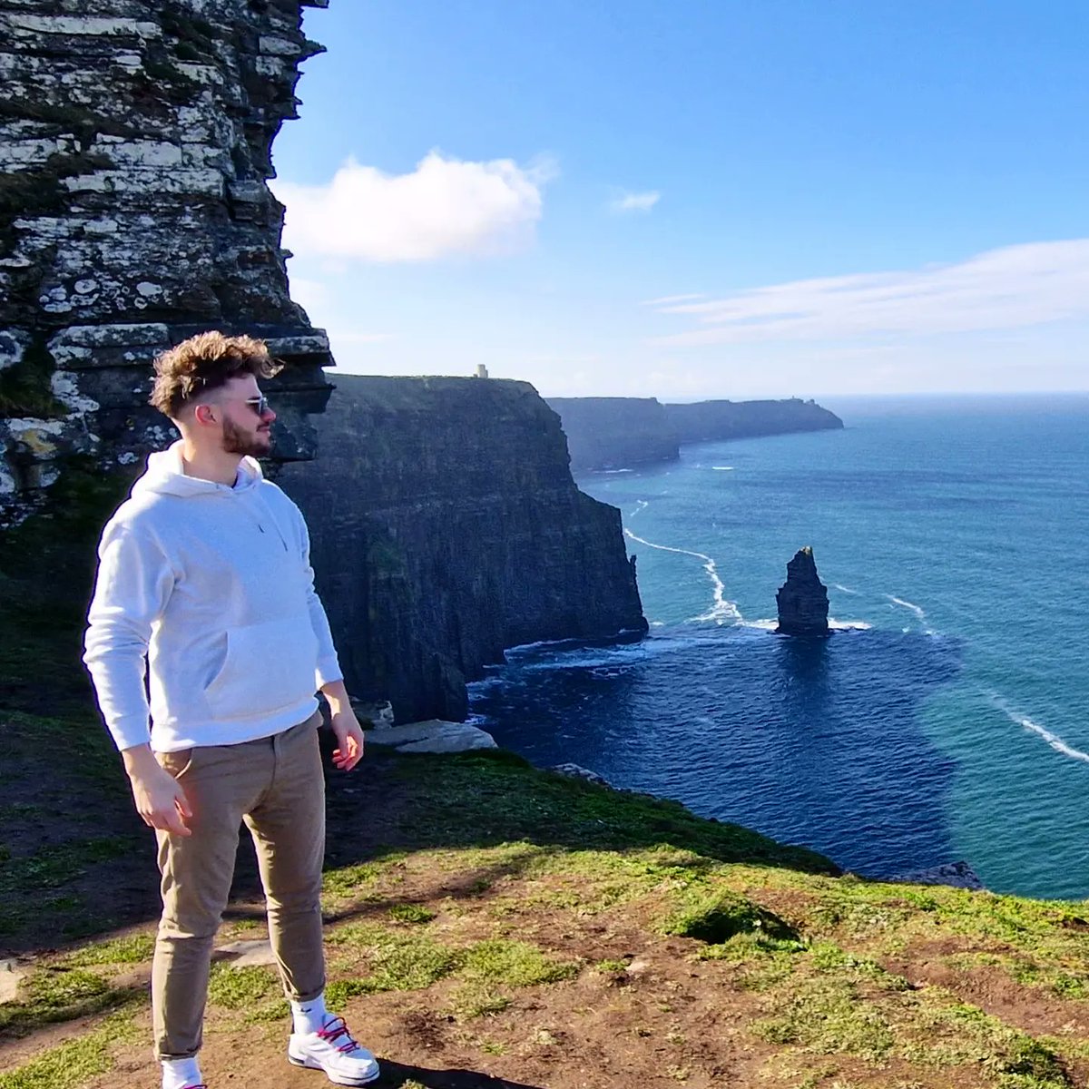 Fil_is_tall's tweet photo. Ogni tanto in Irlanda c'è anche il sole☀️
.
.
#irlanda #scoglieredimoher #moher #clifsofmoher #cuteboy #italianboy #student #gay #gayboy #bear https://t.co/jKTFaXzlvv