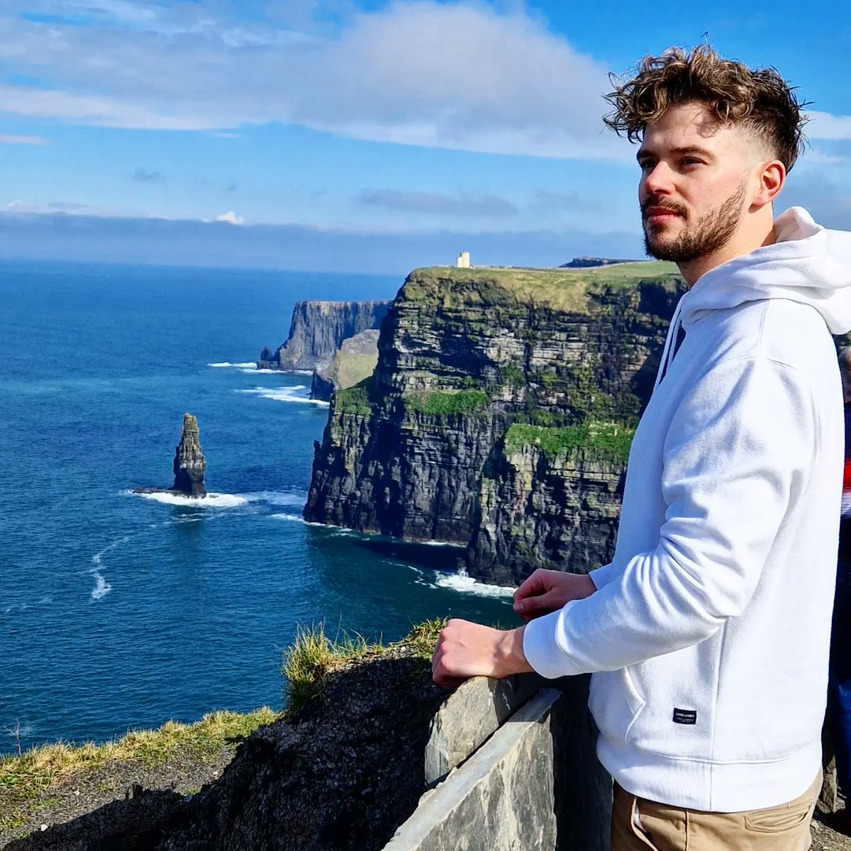 Fil_is_tall's tweet photo. Ogni tanto in Irlanda c'è anche il sole☀️
.
.
#irlanda #scoglieredimoher #moher #clifsofmoher #cuteboy #italianboy #student #gay #gayboy #bear https://t.co/jKTFaXzlvv