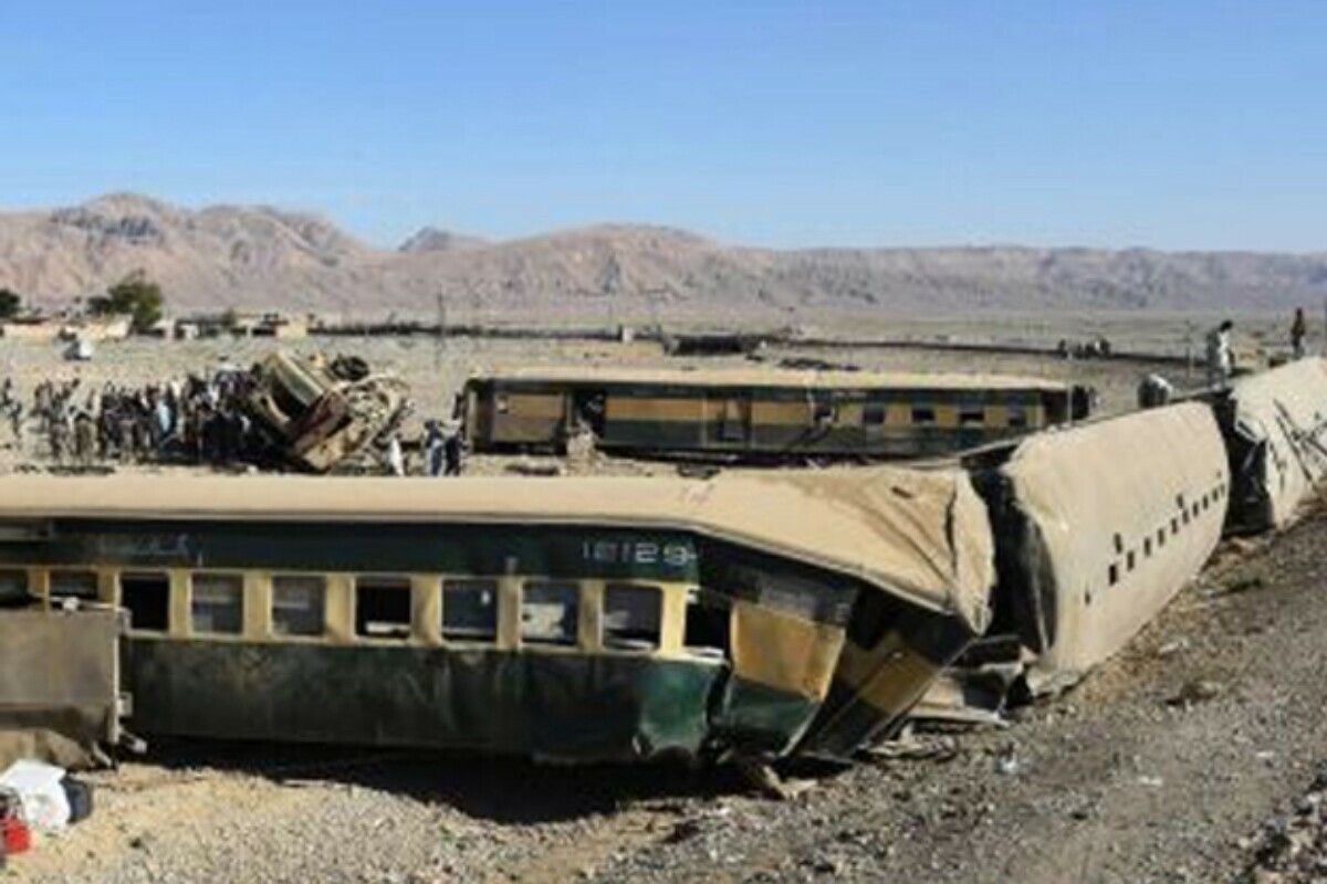 news_inview's tweet photo. Jaffar Express en route from Quetta to Lahore faced a blast at Dhadar area of Balochistan https://t.co/bLTuLTds0U