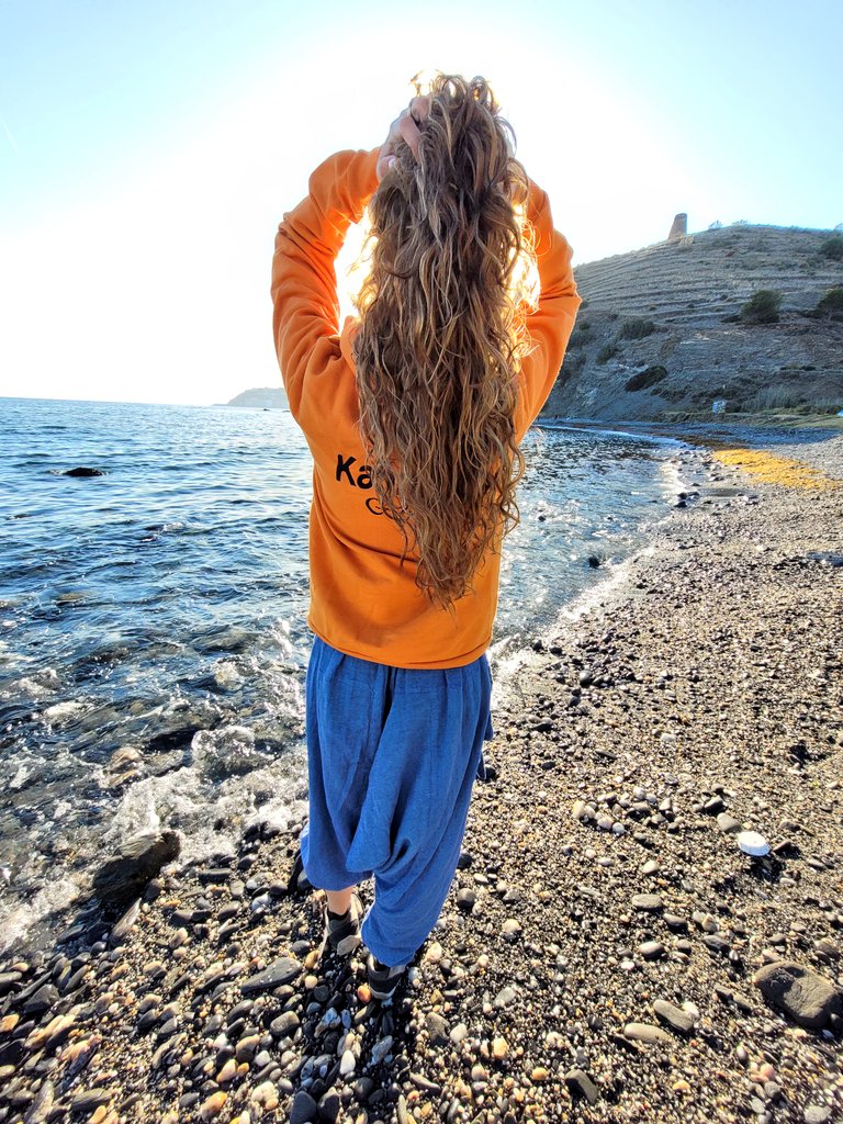 Sophie_MJ's tweet photo. El espíritu del agua y su rumbo nos ayuda a fluir; nos refresca y nos limpia abriendo nuestros centros de energía 🌊✨️
@KannabiaSeeds
Buenos dias familia 🧡 https://t.co/KxsNCsIyba
