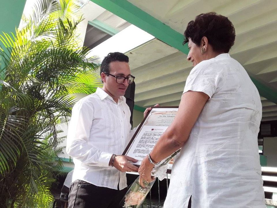 La brigada de Instructores de Arte "José Martí", entregó la Distinción de Miembro de Honor a la ministra <a href="/elsa_ena/">Ena Elsa Velázquez Cobiella</a> y al excelente profesor Horacio Díaz Pendás. Muchas felicidades. <a href="/Eugeniocubano/">Eugenio González Pérez</a> <a href="/CubaMined/">MINED</a> <a href="/yarobyalvarez/">Director Provincial Educación Artemisa</a> <a href="/EduArtemisa/">DPEArtemisa</a> <a href="/BeatrizRoqueMo1/">Beatriz Roque Morales</a> <a href="/JuanBertico/">Juan Alberto Rodriguez</a> <a href="/AristidesD36942/">Aristides Delgado</a>