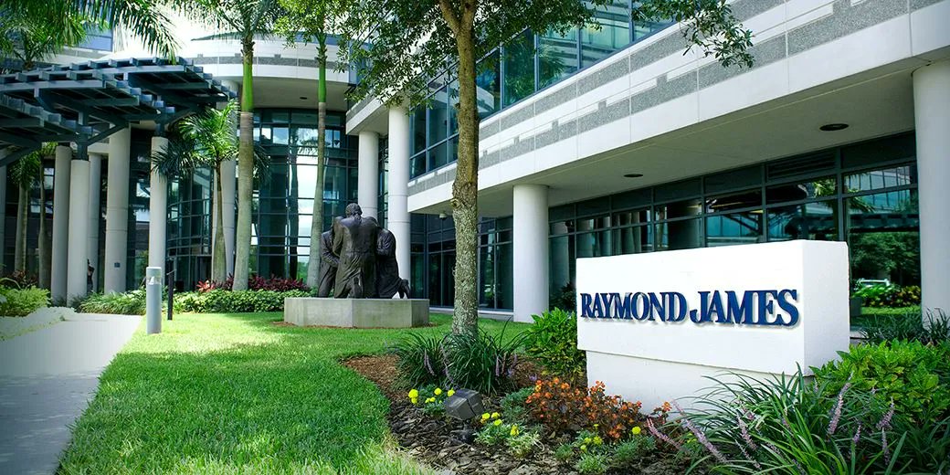buff.ly/43r93iC 
Antonio Barbosa joined Raymond James's international wealth management offices in Ft. Lauderdale after nearly four years with Deutsche Bank in Miami. 

#privatebanking #wealthmanagement #peoplemoves