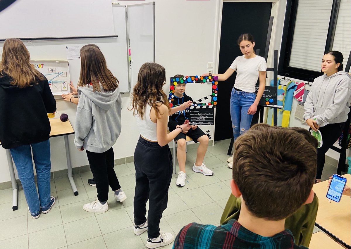 #semainedesarts ⁦<a href="/CE_FontdeFillol/">collège Font de Fillol</a>⁩ 3eme « auteurs » présentent leur production collective et participative aux 5eme « spectateurs » pour vivre l’expérience sensible de l’espace et de l’œuvre 12h/13h toute la semaine ⁦<a href="/CroisonnierH/">Croisonnier Hélène</a>⁩ ⁦