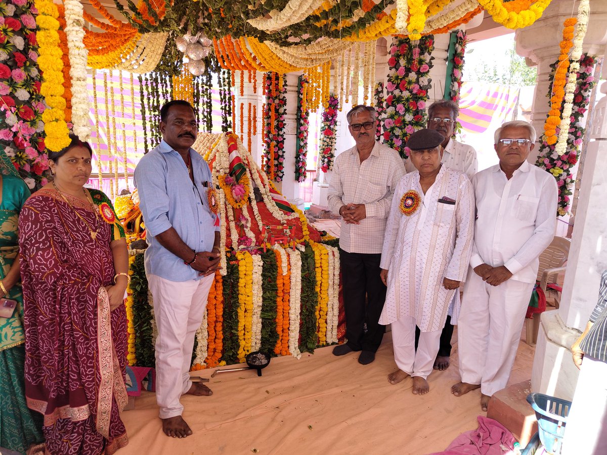 pmjadejamla's tweet photo. ખંભરા (તા-અંજાર) ખાતે પરમ પૂજ્ય શ્રી વેલજી મતીયાદેવ દાદા મંદિરે વાર્ષિક મેળો પ્રસંગે ઉપસ્થિત રહી દાદાના દર્શન કર્યા.
#ActiveMLAPMJadeja #mlaabdasa #PMJADEJA #BJPGujarat #matiyadev #veljimatiyadev https://t.co/8bfOREm1z8
