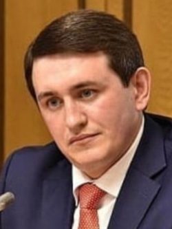 Это адвокат Виталий Бородин.
Он написал в Генпрокуратуру донос на Лию Ахеджакову с требованием обвинить её в госизмене.

Давайте сделаем так, чтобы все знали этого скота, желающего пожизненно посадить 84-летнюю женщину.