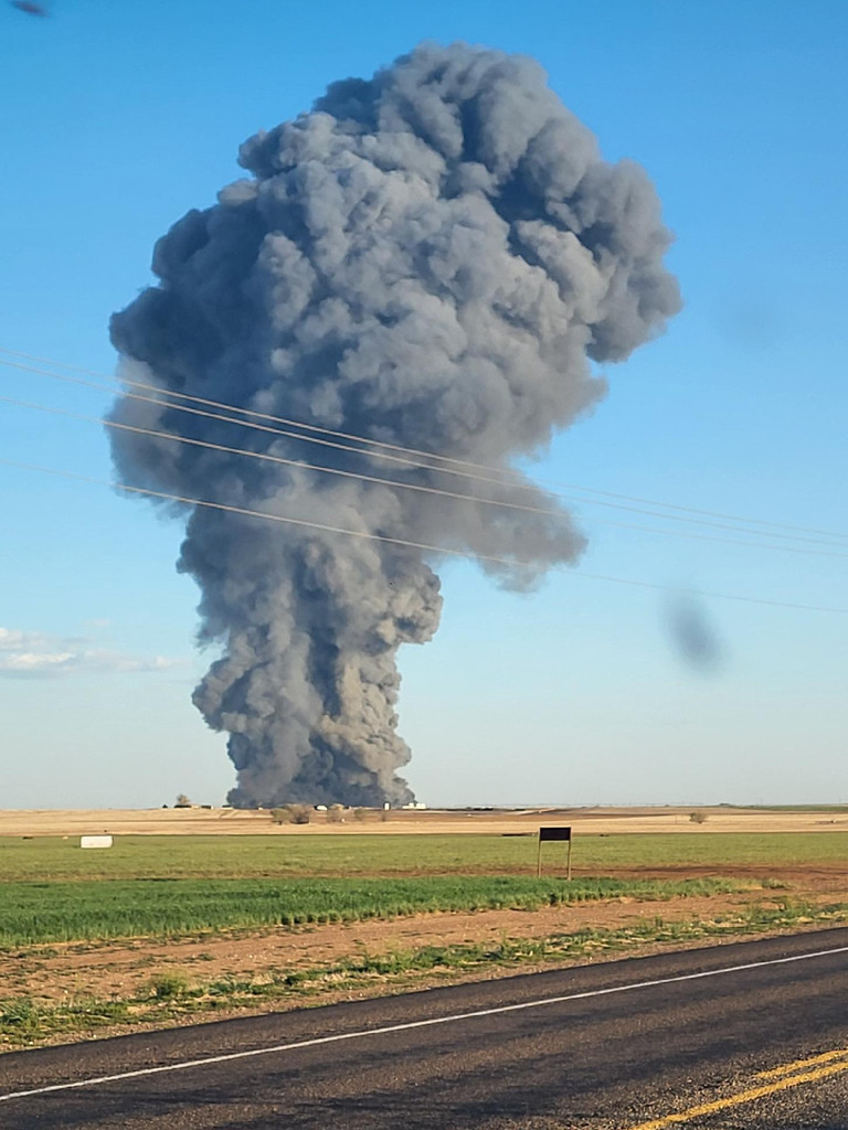 Centinela_35's tweet photo. ❗Varias personas resultaron heridas tras una explosión en la granja South Fork Fairy en #Dimmit, #Texas 🇺🇸 La explosión ocurrió alrededor de las 7:20 p.m. del lunes, se escuchó a varias millas de distancia y elevó una gran columna de humo al cielo.
https://t.co/Ry40AB4uN4 https://t.co/zoR6fcSXiV