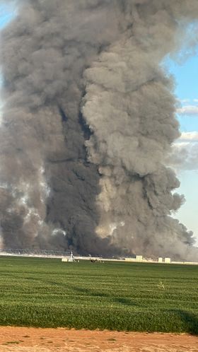 Centinela_35's tweet photo. ❗Varias personas resultaron heridas tras una explosión en la granja South Fork Fairy en #Dimmit, #Texas 🇺🇸 La explosión ocurrió alrededor de las 7:20 p.m. del lunes, se escuchó a varias millas de distancia y elevó una gran columna de humo al cielo.
https://t.co/Ry40AB4uN4 https://t.co/zoR6fcSXiV