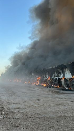 Centinela_35's tweet photo. ❗Varias personas resultaron heridas tras una explosión en la granja South Fork Fairy en #Dimmit, #Texas 🇺🇸 La explosión ocurrió alrededor de las 7:20 p.m. del lunes, se escuchó a varias millas de distancia y elevó una gran columna de humo al cielo.
https://t.co/Ry40AB4uN4 https://t.co/zoR6fcSXiV