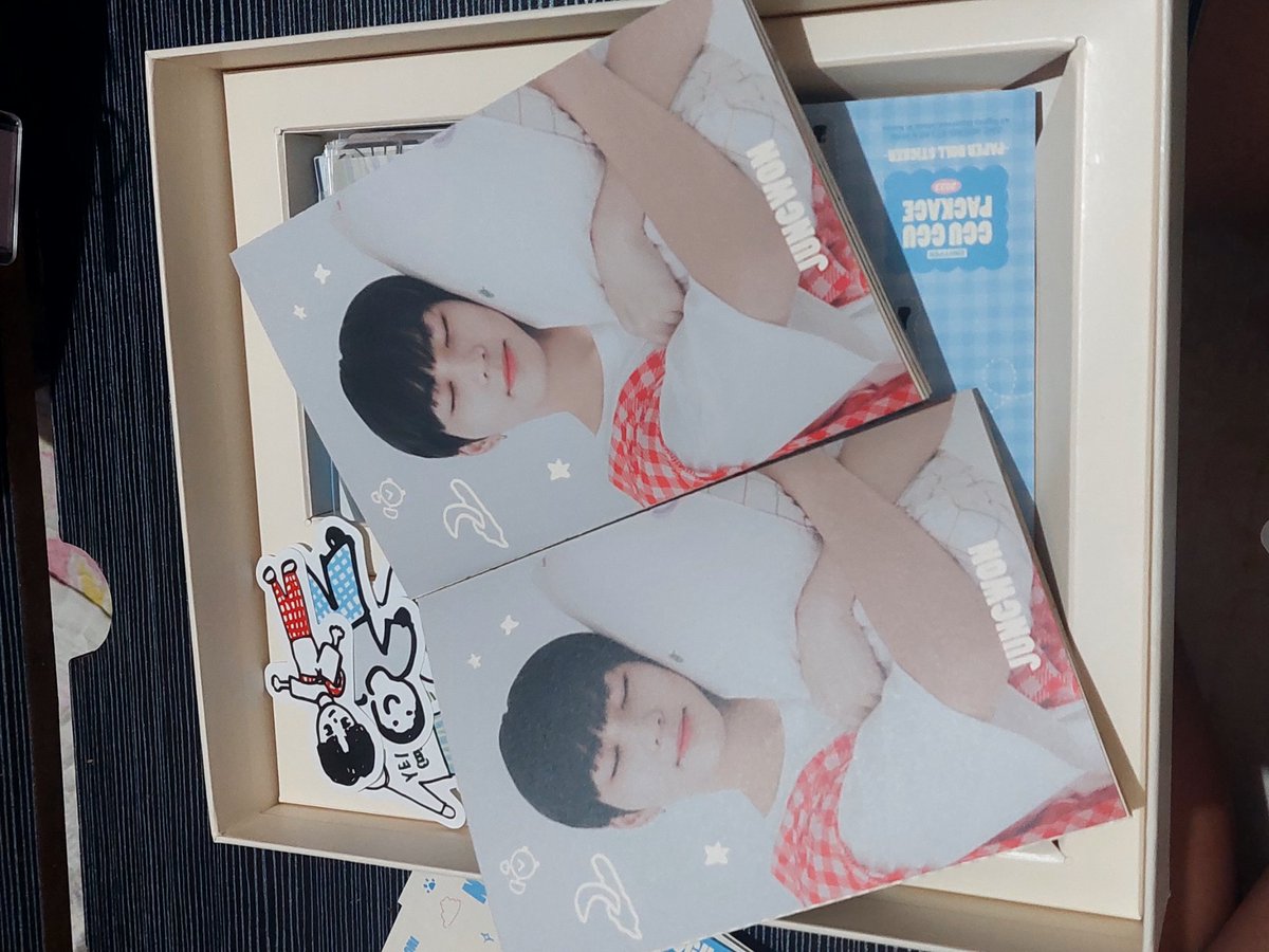 azil_yu's tweet photo. lemme just AAAAAAAAAAA I'm so happy with my package. Arrived safe and sound and look!!!! I got a dupe for the accordion card?!!!
#KMerchOutletFeedbacks https://t.co/kC1FisafMu