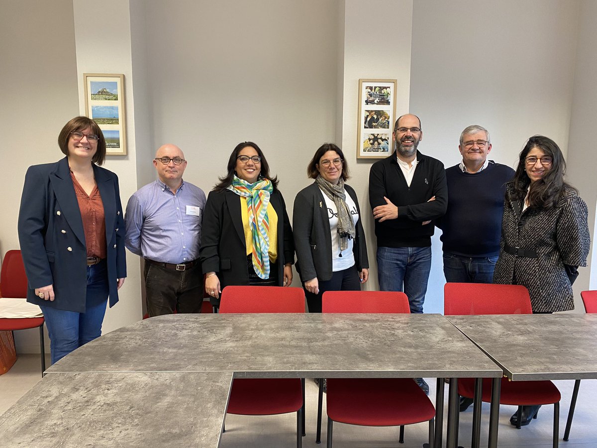 Paola_Villam's tweet photo. Matinée professionnelle avec nos #partenaires du #commerce #international.
Nos #btsci du #lyceejarennes rencontrent Anne AGAESSE Philippe Monvoisin Déborah ATTAL @sebastienmanuel  #escurette #biomerieux #bridor #mixscience #triotech 
Merci ! https://t.co/Yw1EUDhUMC
