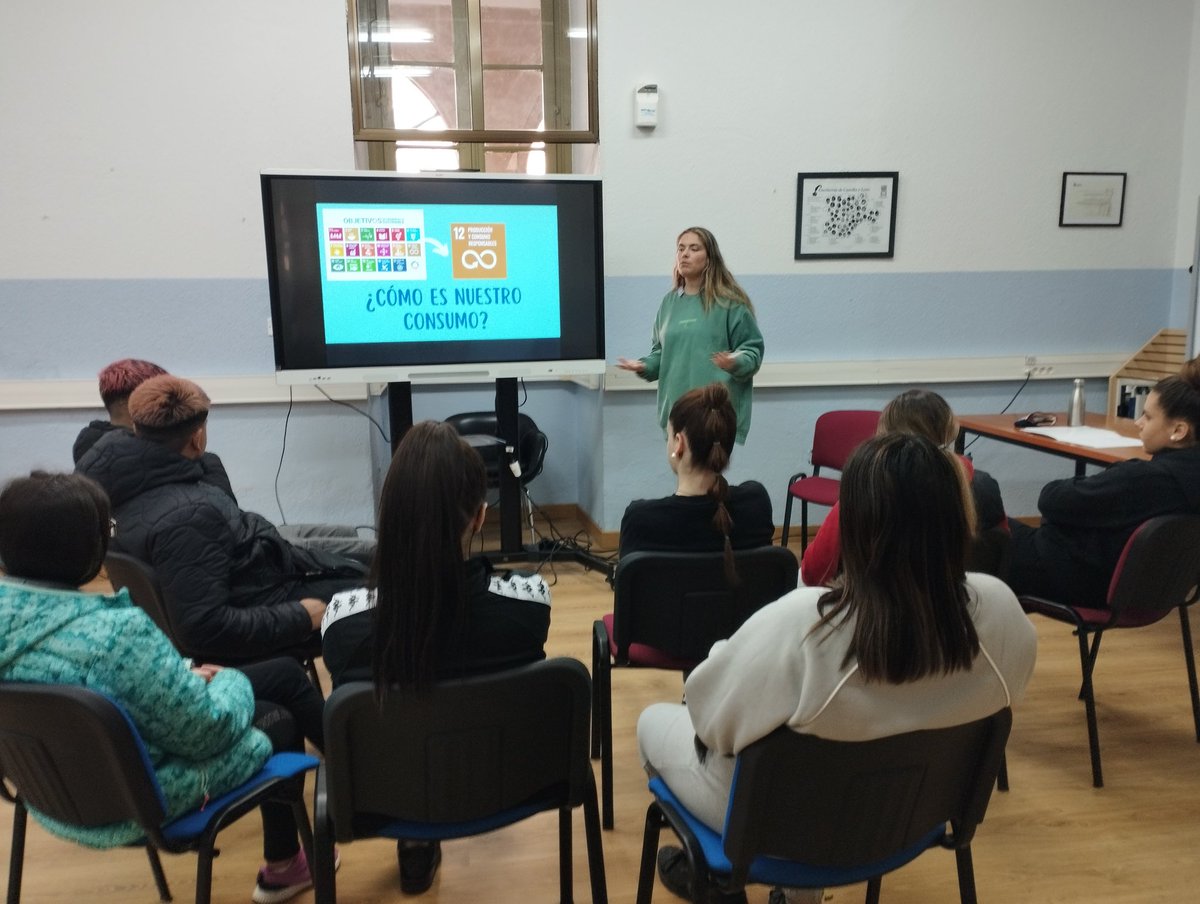BiblioFabres's tweet photo. En la biblioteca @CIFP_Fabres Ana de @FiscOngd nos viene a concienciar sobre el consumo responsable en la industria textil #OF12 al alumnado FPBásica. CONSUMIR CON CONCIENCIA para reducir el gasto medioambiental, explotación laboral y agotamiento de recursos @educacyl https://t.co/aseVTZrEgY