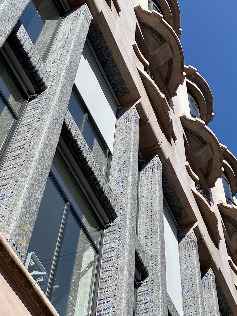 Guiguiii94's tweet image. Au 126 rue de Provence, le répertoire formel de l’Art Déco bien avant l’heure !

Construit entre 1911-13 par Henri Sauvage et Charles Sarazin pour abriter les salons d’exposition (rdc au 2e), bureaux (bow-windows des 3e et 4e étages) et ateliers (6e étage) de Louis Majorelle.
