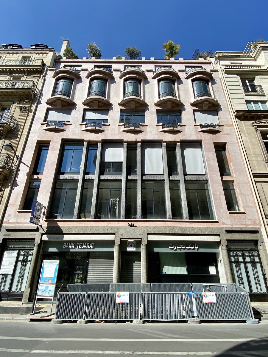 Guiguiii94's tweet image. Au 126 rue de Provence, le répertoire formel de l’Art Déco bien avant l’heure !

Construit entre 1911-13 par Henri Sauvage et Charles Sarazin pour abriter les salons d’exposition (rdc au 2e), bureaux (bow-windows des 3e et 4e étages) et ateliers (6e étage) de Louis Majorelle.