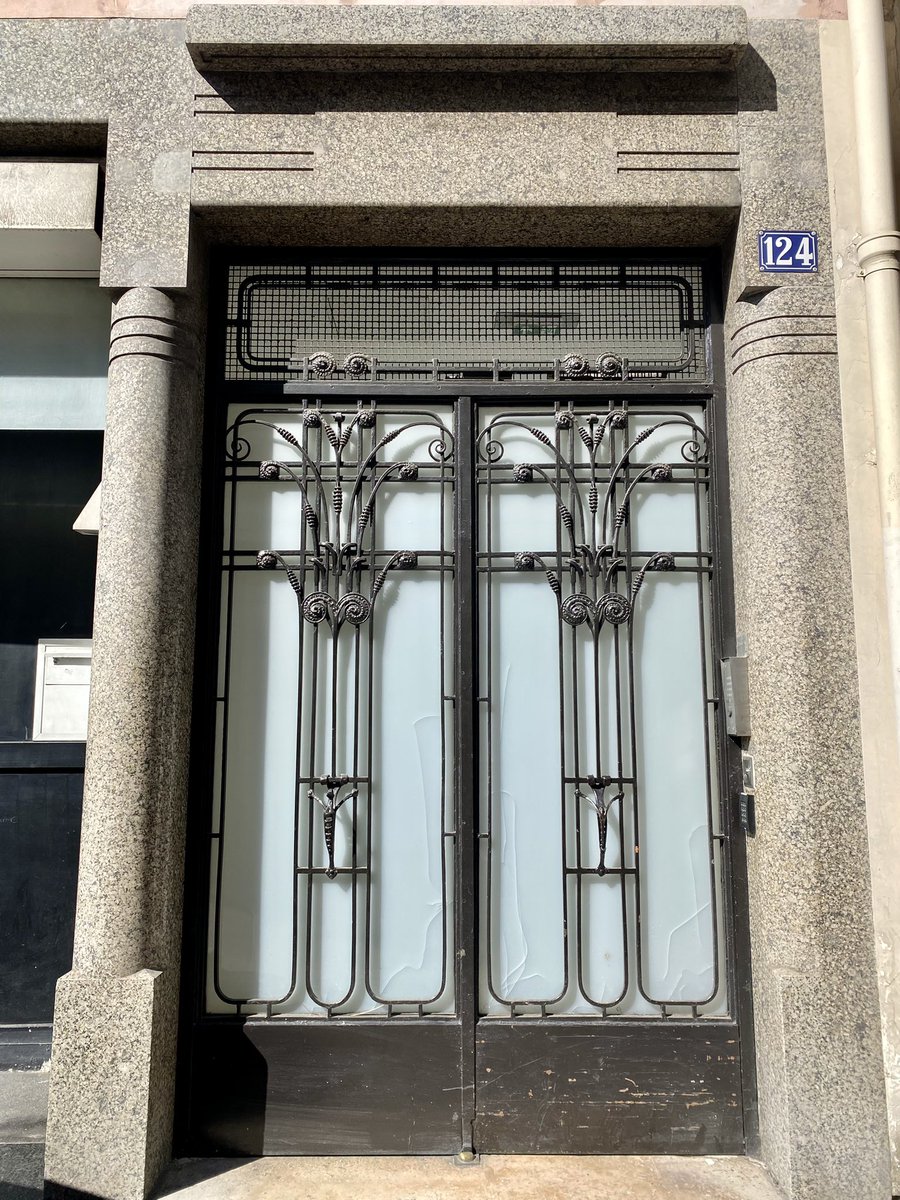 Guiguiii94's tweet image. Au 126 rue de Provence, le répertoire formel de l’Art Déco bien avant l’heure !

Construit entre 1911-13 par Henri Sauvage et Charles Sarazin pour abriter les salons d’exposition (rdc au 2e), bureaux (bow-windows des 3e et 4e étages) et ateliers (6e étage) de Louis Majorelle.