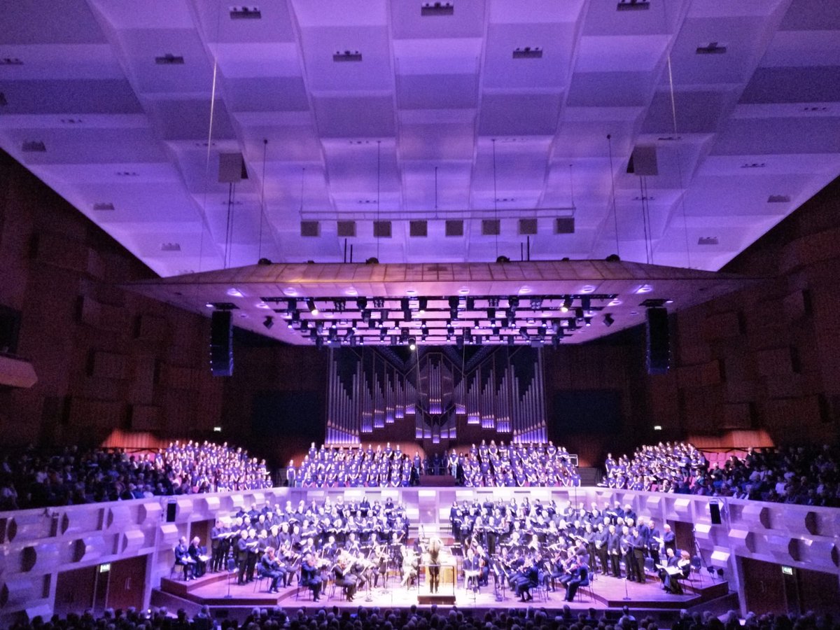 Lieve volgers, fans en bezoekers bij de events in ons stadsproject De Rotterdamse Matthäus! Dank voor de overweldigende opkomst, jullie aandacht, meeleven en waardering!
Wat een maand was dit, wat een feest! Heerlijk dat we onze ambitie uit 2020 alsnog konden realiseren..