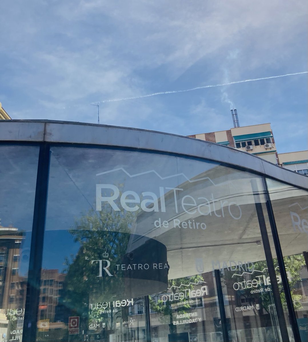 1) Las vecinas pelean para tener equipamientos públicos en los Cuarteles de Daoiz y Velarde de Madrid. 2) El ayuntamiento regala el equipamiento a un privado. Caciquismo eteno. Y como no: el adjetivo coletilla “Real” ⚜️enmedio de un expolio o robo a la gente.