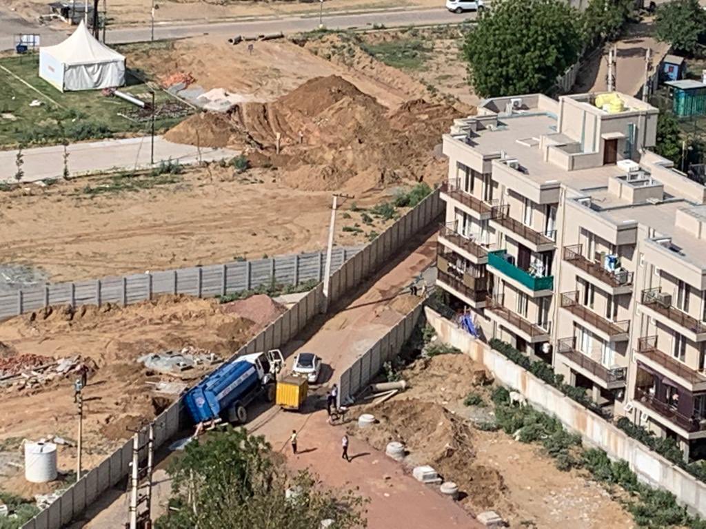 pulkitswarup's tweet photo. @thecorpcommguy @gurgaonpolice @DCPTrEastBCP @nishantyadavIAS @DC_Gurugram @mlkhattar @HTGurgaon @OfficialGMDA @TrafficGGM @MunCorpGurugram @narendramodi @BJP4Haryana @BJP4India The only way to the society is now blocked by tanker overturning. Who is responsible for 500+ families stuck in case of emergency. @cmohry @mlkhattar @OfficialGMDA @DC_Gurugram @MunCorpGurugram https://t.co/yl1y6W0XMe