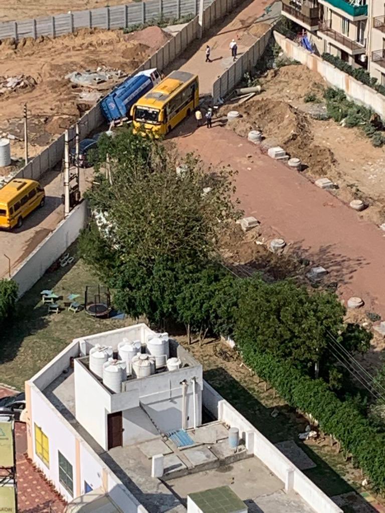 pulkitswarup's tweet photo. @thecorpcommguy @gurgaonpolice @DCPTrEastBCP @nishantyadavIAS @DC_Gurugram @mlkhattar @HTGurgaon @OfficialGMDA @TrafficGGM @MunCorpGurugram @narendramodi @BJP4Haryana @BJP4India The only way to the society is now blocked by tanker overturning. Who is responsible for 500+ families stuck in case of emergency. @cmohry @mlkhattar @OfficialGMDA @DC_Gurugram @MunCorpGurugram https://t.co/yl1y6W0XMe