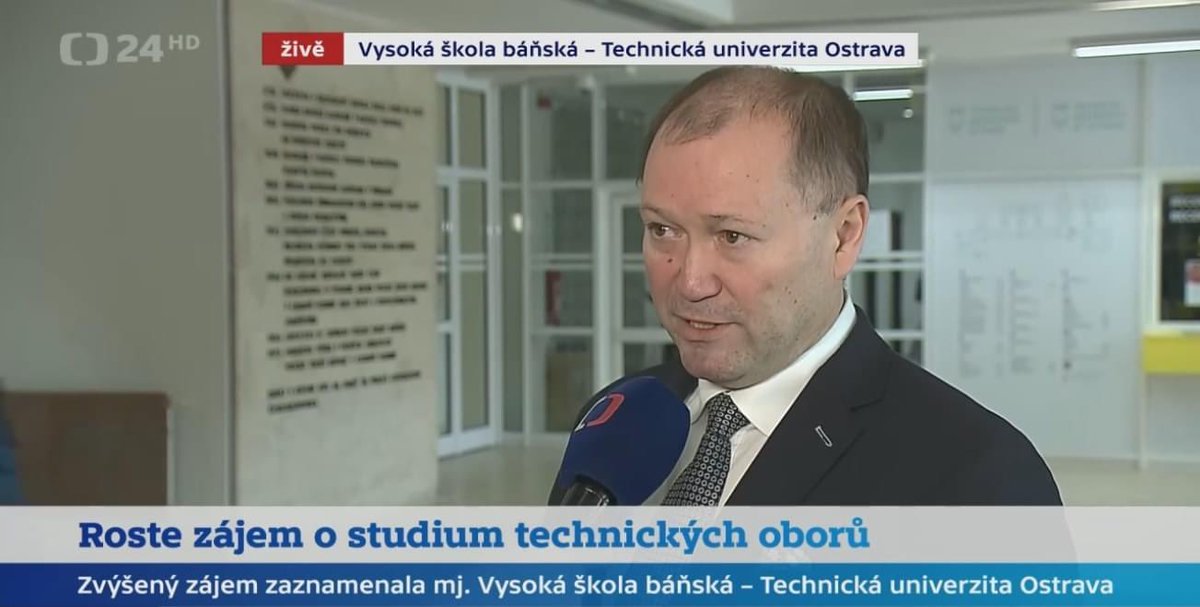 HGFVSBTUO's tweet photo. Proděkan pro studium HGF prof. Ing. Vladimír Čablík, Ph.D. dnes promluvil o stoupajícím zájmu o studium na HGF v živém vysílání ČT v pořadu Studio 6.
Celý živý vstup najdete zde 👉 https://t.co/txbQpsUt7X
#hgfvsbtuo #zelenafakulta #studujhgf #studio6 #voda #suroviny #odpady https://t.co/2pLBVH8Nxl