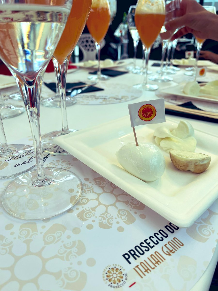 e_serraiotto's tweet image. #Proseccodoc and #Mozzarelladibufalacampanadop matching. Salute! #italiangenio