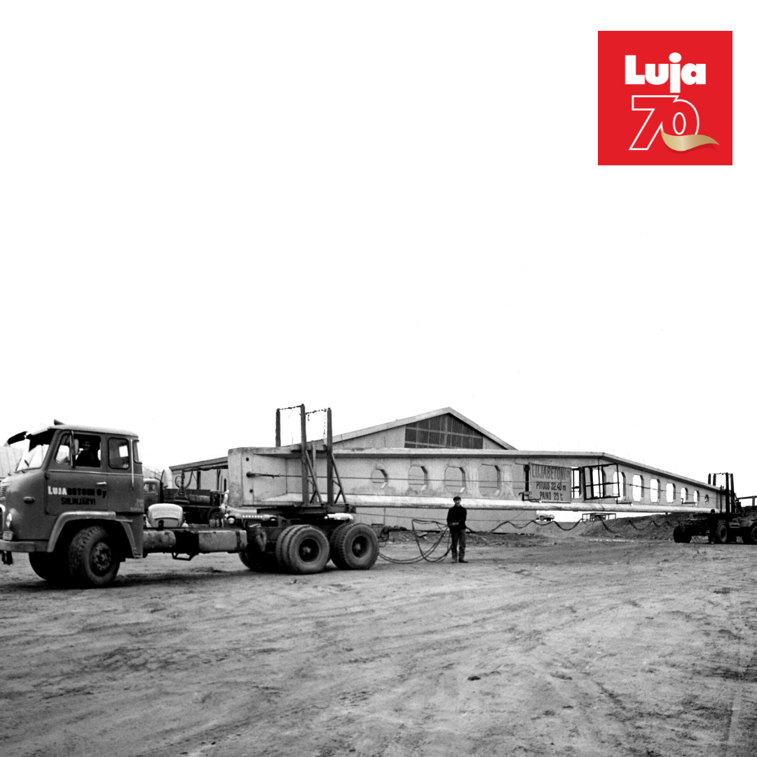 Isoja tuotekuljetuksia Lujabetonin tehtailta lähtee päivittäin 🚚 Tässä on mallia vuodelta 1967 - kuljetettavaksi on lähdössä tuohon aikaan Savon pisin esijännitetty palkki, jolla on pituutta 32,4 metriä 🔍 Palkin uumassa olevat aukot olivat kevennysreikiä 😊 #luja70v