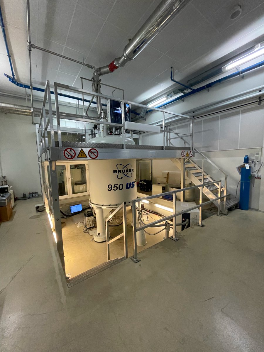 Recently visited the biggest #NMR magnet in Scandinavia for measurements and had tours of the lab at <a href="/AarhusUni_int/">Aarhus University</a> 🧪🔬🧲

Utterly impressive size of their #950MHz spectrometer!

<a href="/novonordiskfond/">Novo Nordisk Foundation</a> @aauengineering #chemtwitter