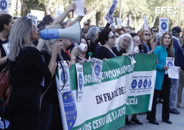 EFE_Andalucia's tweet image. Más de un centenar de personas se han manifestado  este martes frente al Palacio de San Telmo, sede de la Presidencia andaluza, contra el próximo despido de más de mil interinos de la Junta, como consecuencia del proceso de estabililización de empleo público.