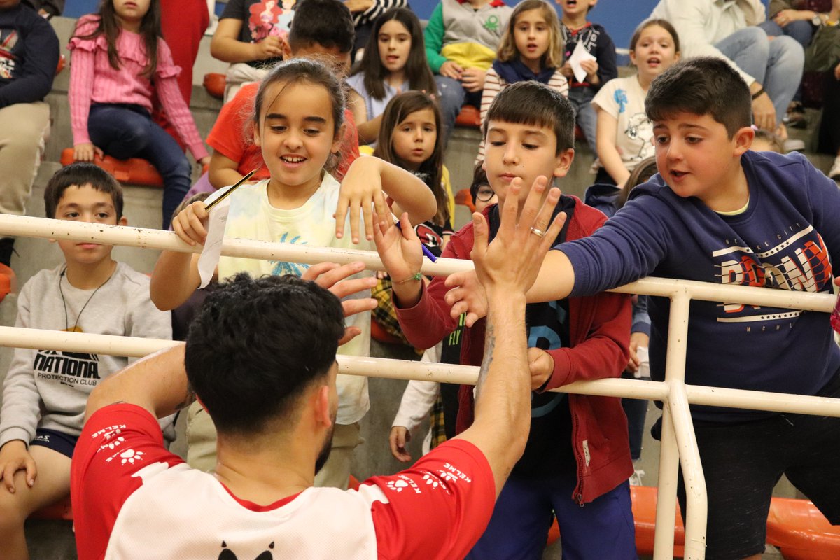 COLES | Estas son algunas de las imágenes 📸 que nos ha dejado el entrenamiento realizado esta mañana en <a href="/MaristasCt/">Maristas Cartagena</a> 

#JimbeeVaAlCole