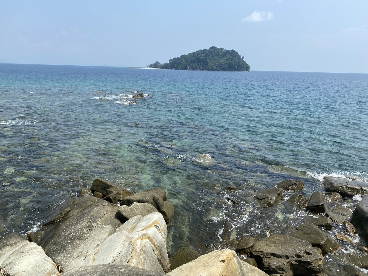Proctoring is seldom sightseeing. Airport-hotel-hospital-airport (the middle 2 get repeated). Sunday before 2 days proctoring in Borneo (6 CTOs, complex rota cases, multivessel PCI) - spent half day on a small unreal island. Recharge.