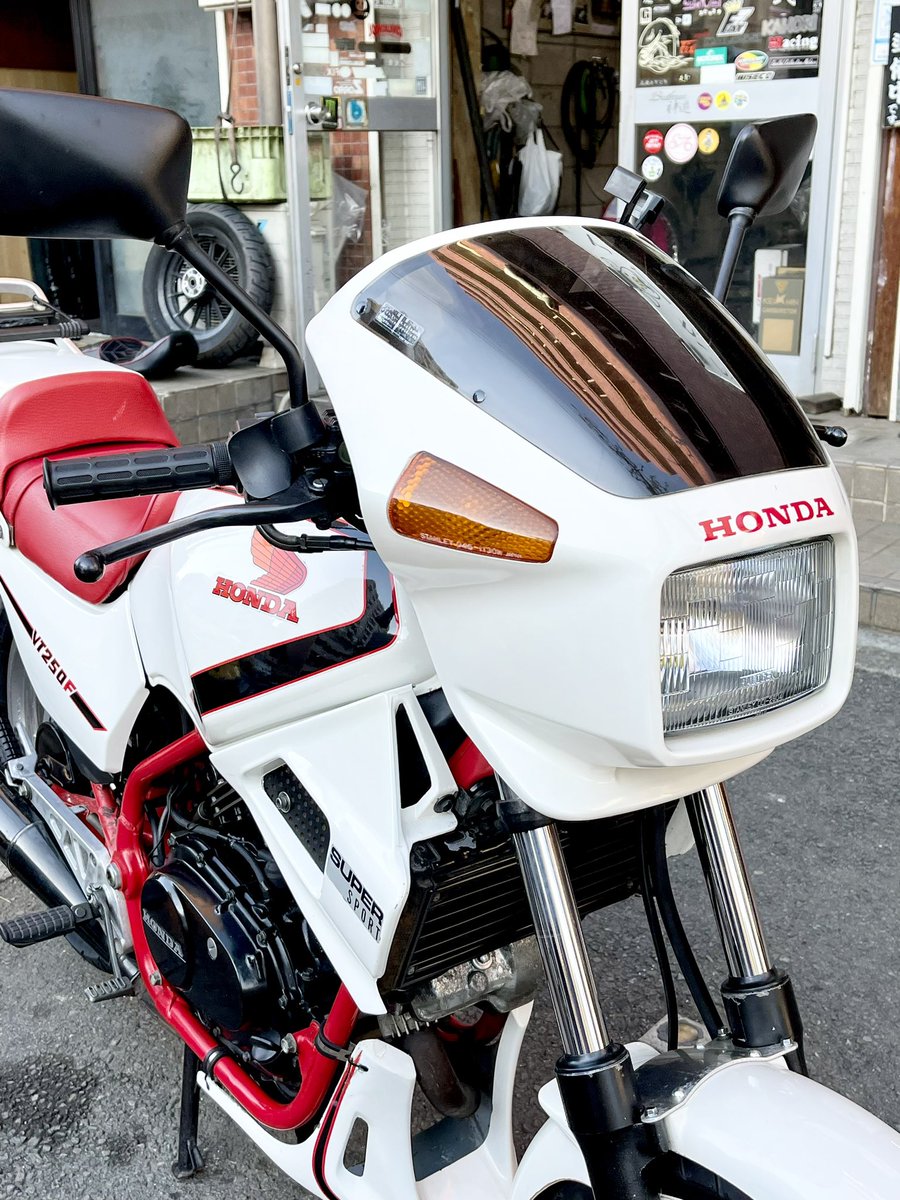 EightyQuarter's tweet photo. 今日バイク工房にVT引き取りに行きました。メンテだけでなく、新車みたいに綺麗にしてくれました。
この子は一生乗り続けると決めてメキメキに整備してもらったおかげで、宙を舞うように走るニューVTに感動の帰路でした

# VT250FC #vt250 https://t.co/nGWTRvQMHn