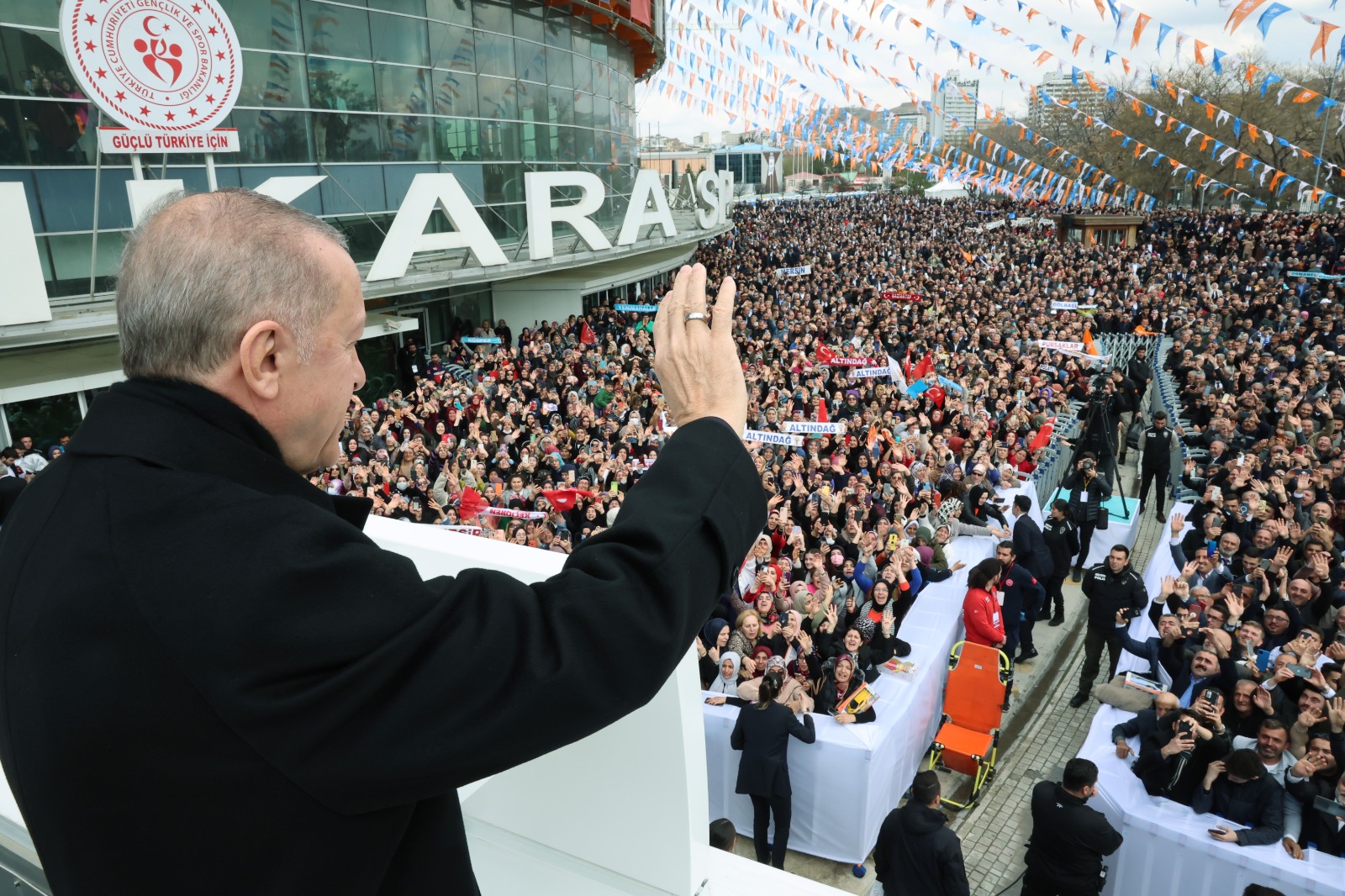 AK Parti on Twitter: "Genel Başkanımız ve Cumhurbaşkanımız Recep Tayyip Erdoğan, Ankara Arena Spor Salonu'na girişi öncesinde dışarda bekleyen vatandaşlara hitap etti. https://t.co/qKKg3vrDqh" / Twitter