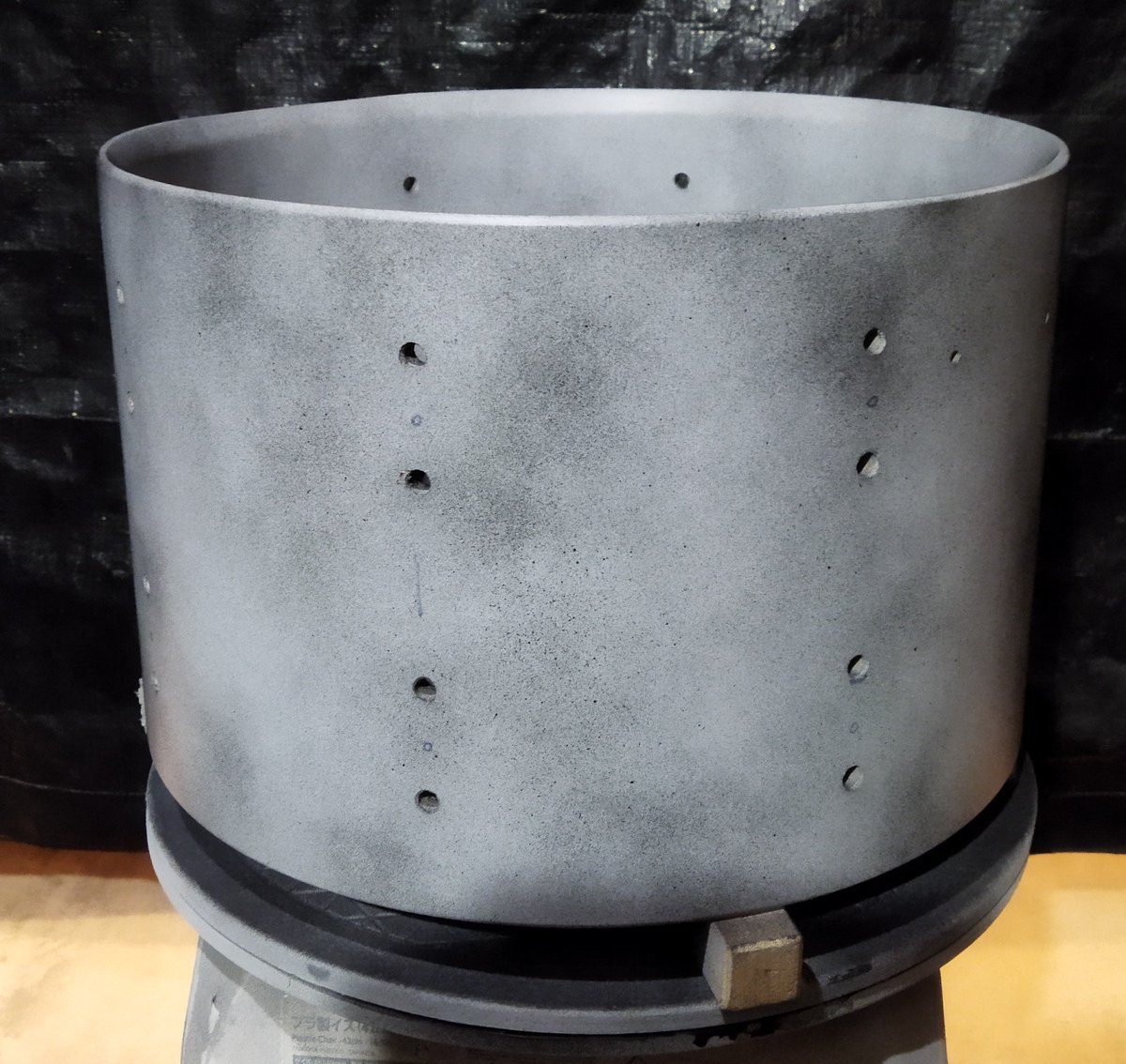 シェルをつや消し黒に塗装します。
最初はラフに捨て吹き〜足付けします。

嗚呼…もうすぐ旅が終わってしまう。

いつもそうなのですが
何かを作る時
完成が近付くにつれて
少しだけ、寂しくなります。