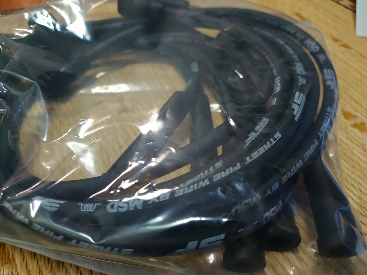 maku_dat's tweet photo. 新品のプラグコードなんてウン年振りに買ったけど質感良すぎてずっとムニムニしていられる⋯ https://t.co/ZyZ9bUzEpQ