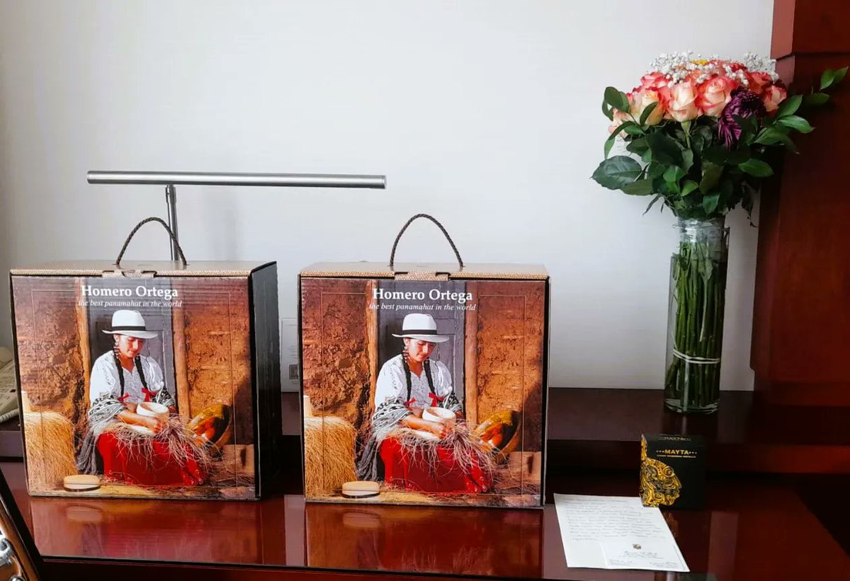 EmbajadaEcuUSA's tweet photo. The best Ecuadorian products welcome our friends @SenatorMenendez @timkaine @RepCardenas Thank you for your visit and for strengthening our bilateral relations 🇺🇸🇪🇨. Courtesy 👒 #HomeroOrtega https://t.co/i7xaKQHavI, Gourmet 🍫 #Mayta https://t.co/L1E7blGryD 🌹🌹@NativeBlooms https://t.co/hl8cjSPLjr