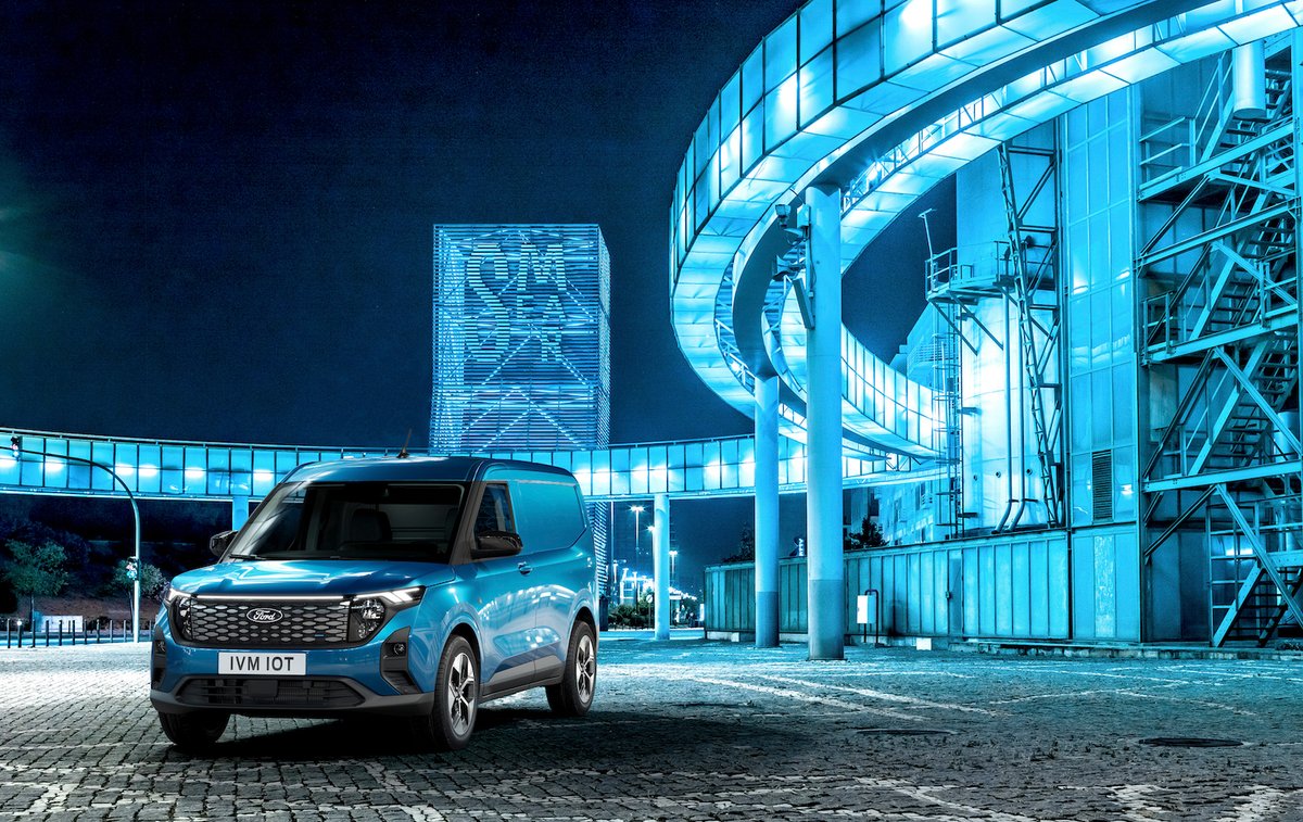 forduk's tweet photo. The All-New Electric #FordETransit Courier in a nutshell 👇

⚡ Responsive drive from 100kW (136PS) E-Motor
💪 Longer, wider and higher loadspace
💺 Folding passenger seat and load-through bulkhead
📡 #FordPro Software and connected services

Available to order in summer 2024. https://t.co/B6moV4BHRI