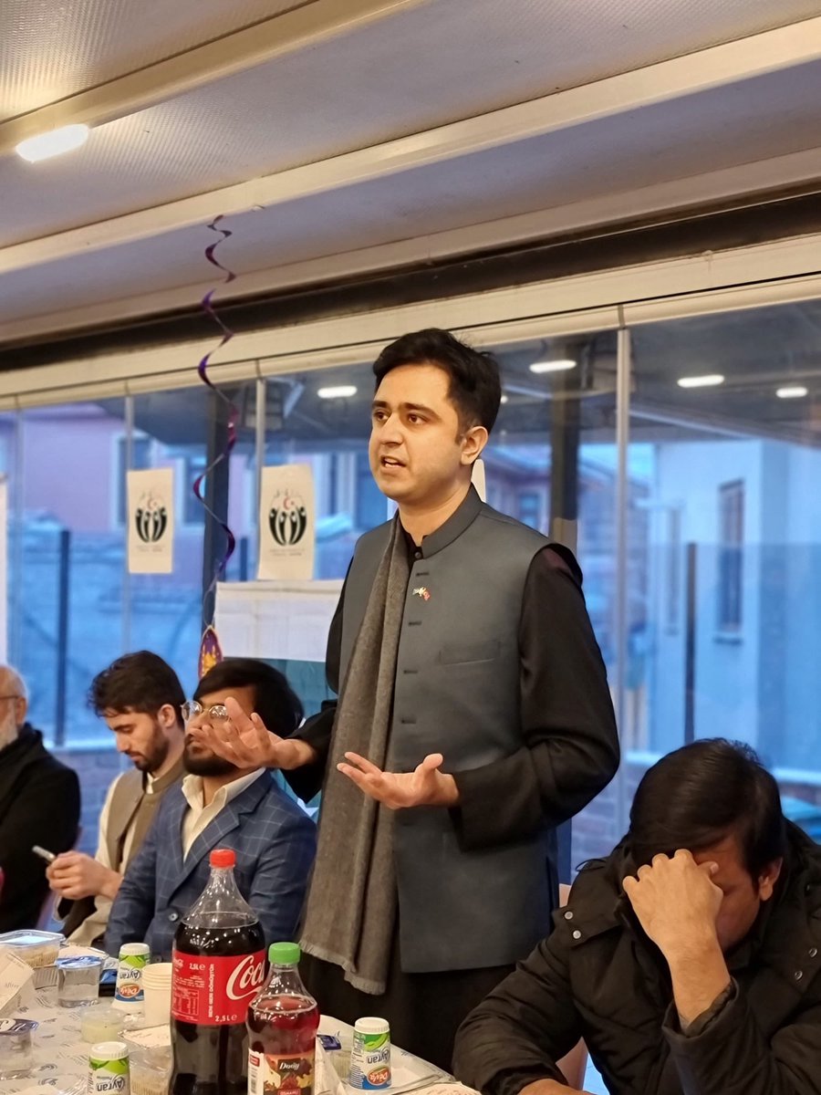 AsianYouthAsso's tweet photo. Pakistani students quenching thirst with refreshing drinks and traditional Pakistani foods during Annual Iftar and making precious memories together. 
Mr Uzair (Consular Community Affairs) @UzairKHafiz President @paksturk addressed the participants. 
#AsianYouthAssociation https://t.co/lyVWhWOtl0