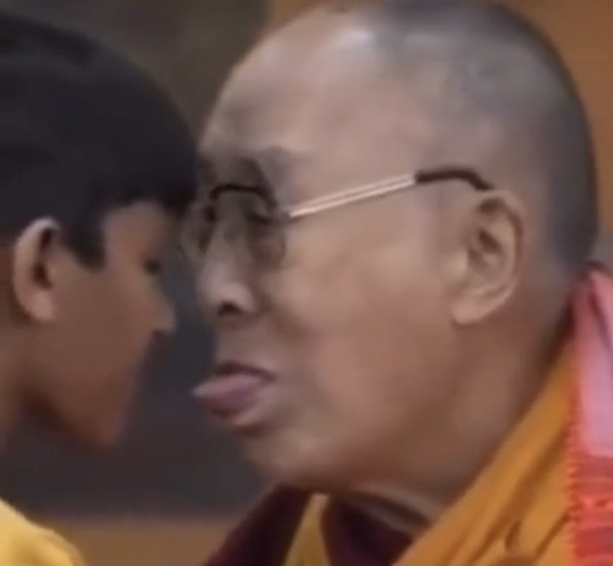 eursulin's tweet image. jeho svátost Dalajlama se omlouvá, že veřejně požadoval po malém chlapci, aby mu cucal jazyk 😮 svatosvatě přísahá, že to byl zcela ojedinělý případ a standardně neveřejně požaduje po malých chlapcích, aby mu cucali něco úplně jiného 😃😂